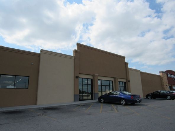 Galesburg, IL Redeveloped Retail Center: 1270 N Henderson St, Galesburg, IL 61401